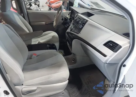 2014 Toyota Sienna Le V6 8 Passenger z USA, uszkodzony, nr VIN 5TDKK3DC3ES501218